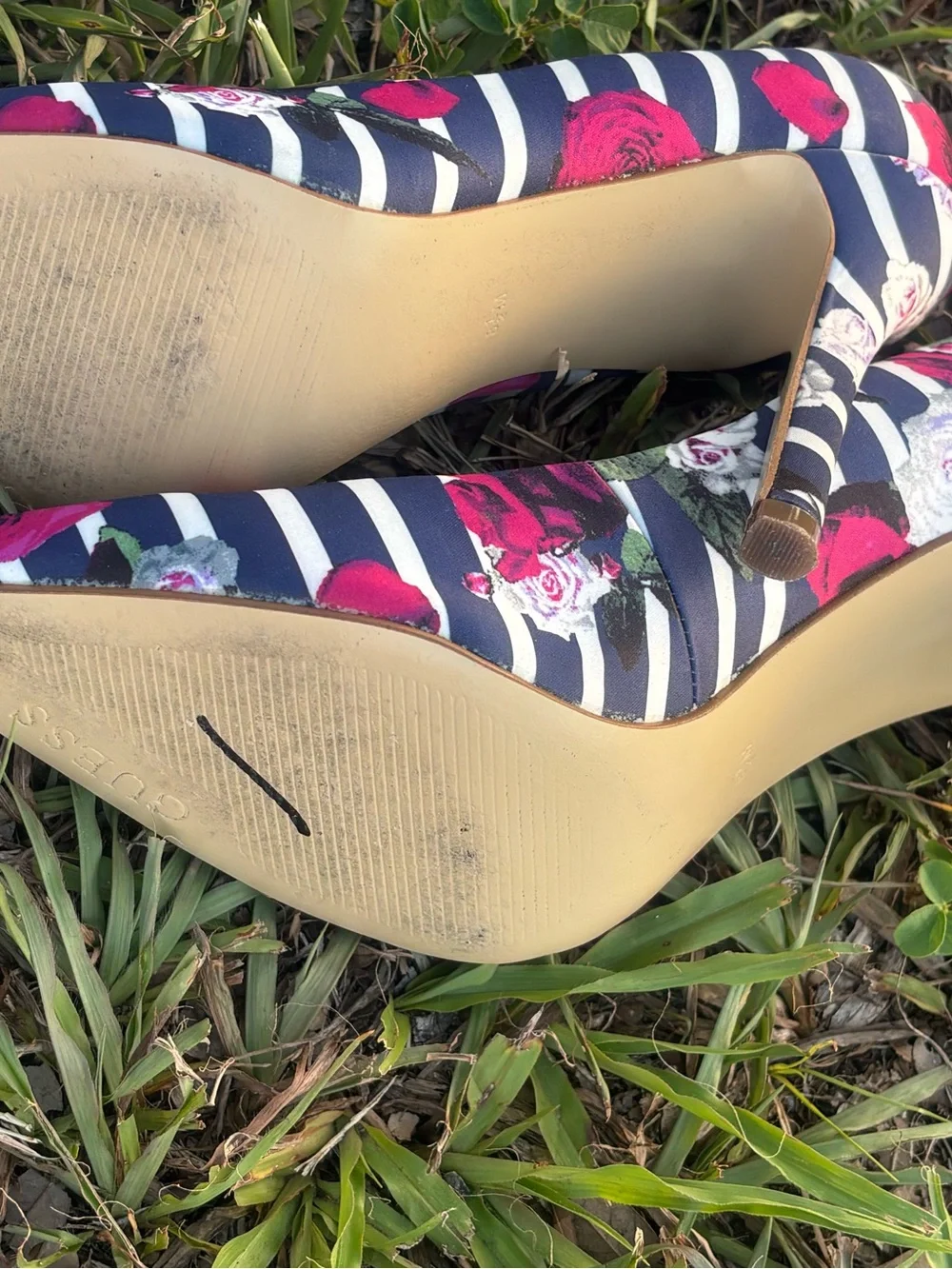 Floral Guess Gweloy2 pointed-toe pumps are a Women size 8.5M